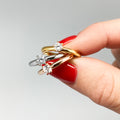 Vacker 2,5mm rund solitärring i allergivänligt stål med liten briljantslipad 4mm cubic zirconia sten fäst i klor.