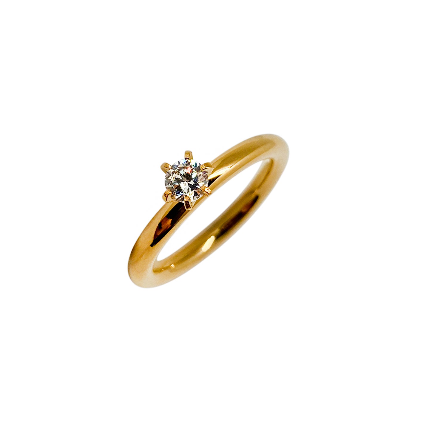 Vacker 2,5mm rund solitärring i allergivänligt stål med liten briljantslipad 4mm cubic zirconia sten fäst i klor.