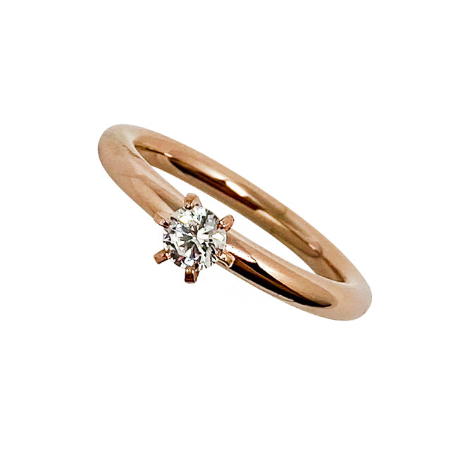 Vacker 2,5mm rund solitärring i allergivänligt stål med liten briljantslipad 4mm cubic zirconia sten fäst i klor.