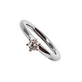 Vacker 2,5mm rund solitärring i allergivänligt stål med liten briljantslipad 4mm cubic zirconia sten fäst i klor.