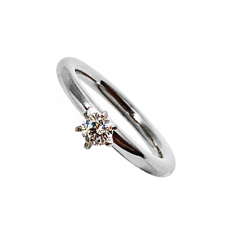 Vacker 2,5mm rund solitärring i allergivänligt stål med liten briljantslipad 4mm cubic zirconia sten fäst i klor.
