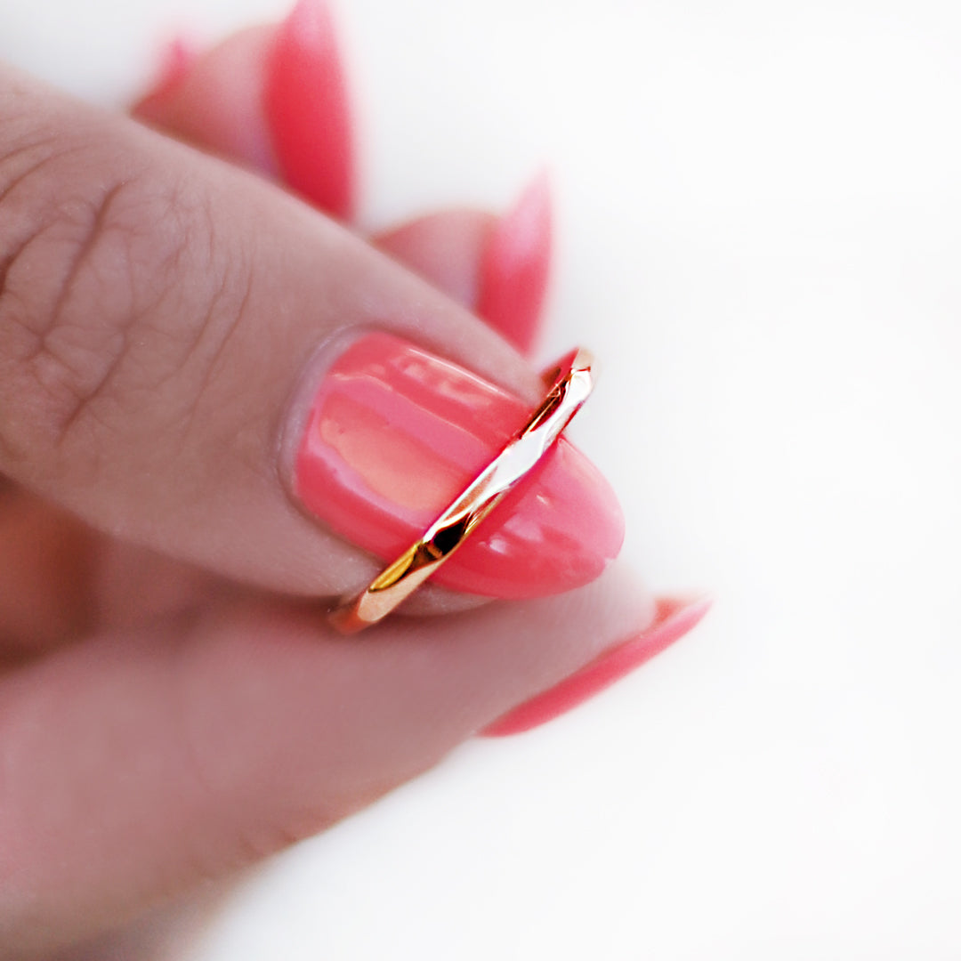 Smal ring i stål med fasade kanter som ger ringen en fin struktur.