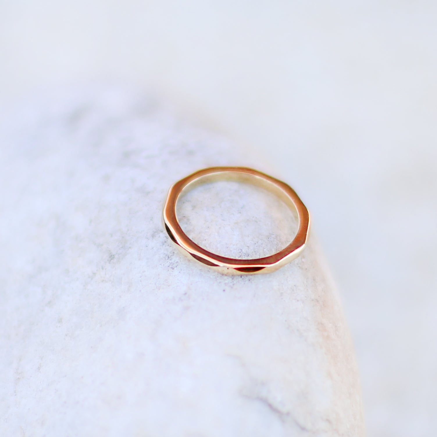 Smal ring i stål med fasade kanter som ger ringen en fin struktur.