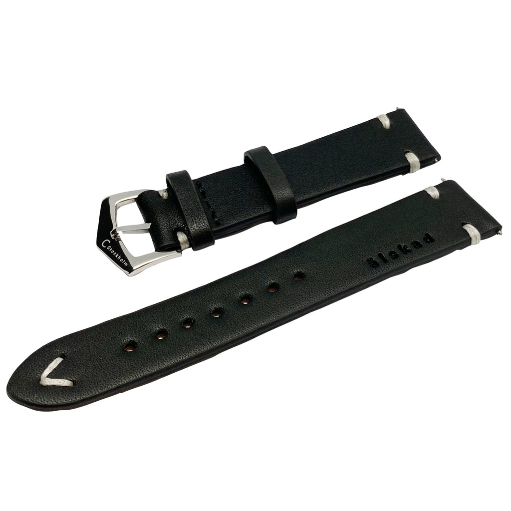 ​Mycket välgjort och stilrent klockarmband i gediget, högkvalitativt svart skinn. Gravyr: Älskad