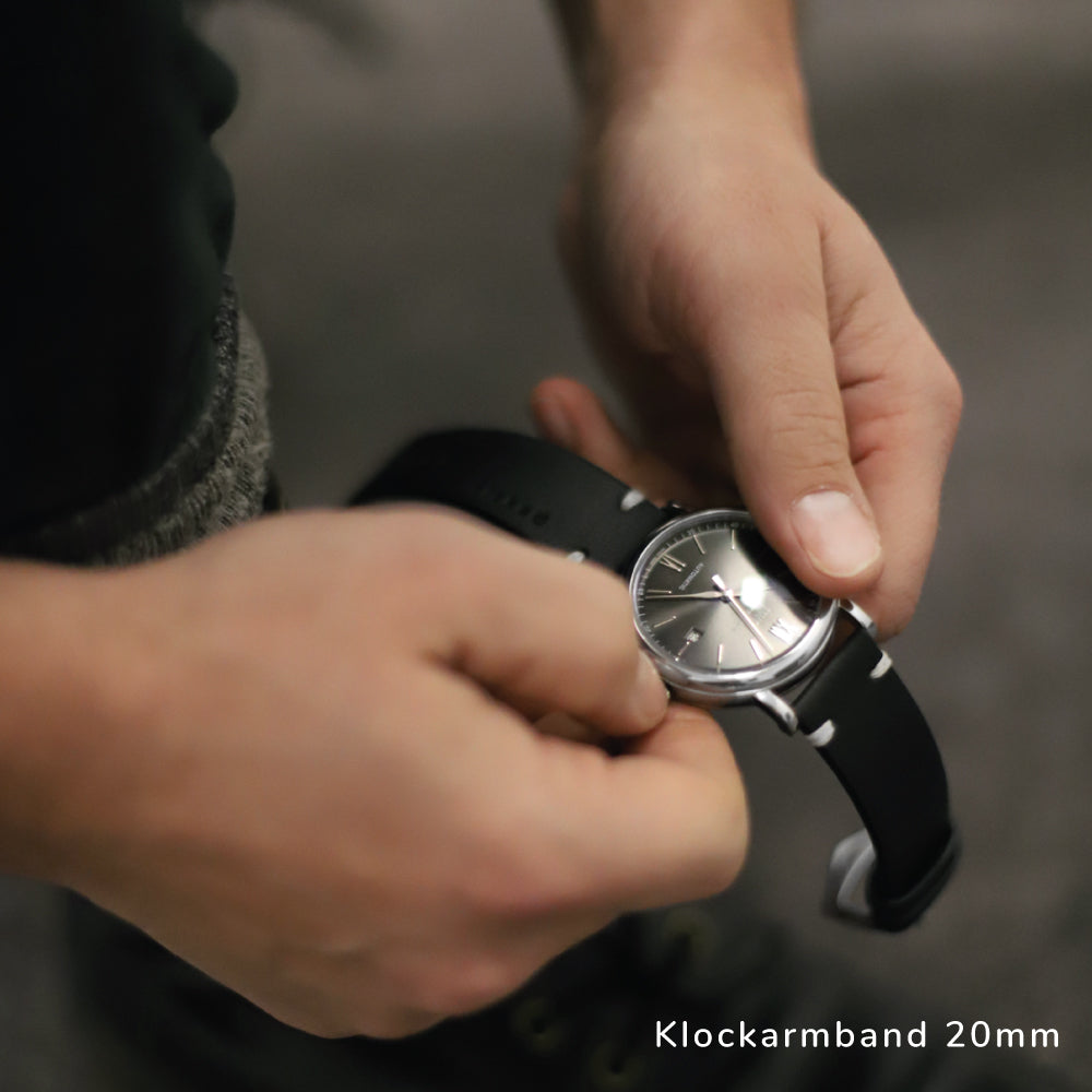 ​Mycket välgjort och stilrent klockarmband i gediget, högkvalitativt svart skinn. Gravyr: Älskad