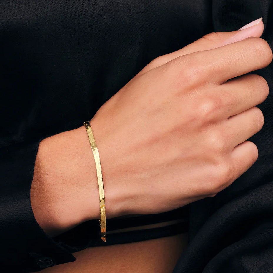 Elegant platt ormkedja som följer handleden mjukt. Perfekt armband att kombinera med andra. 16+5cm