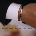 Smalt stilrent armband i blank stål med text graverat på ovansidan
