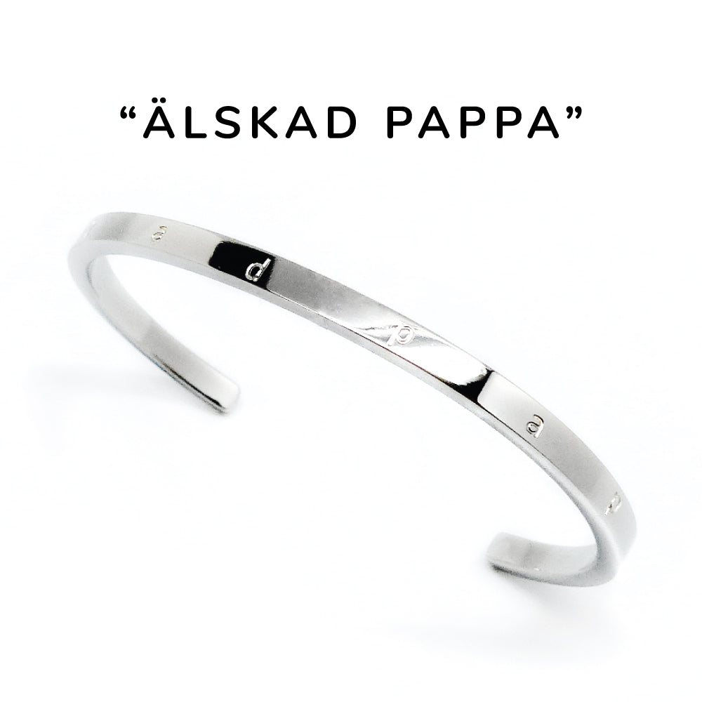 Smalt stilrent armband i blank stål med text graverat på ovansidan