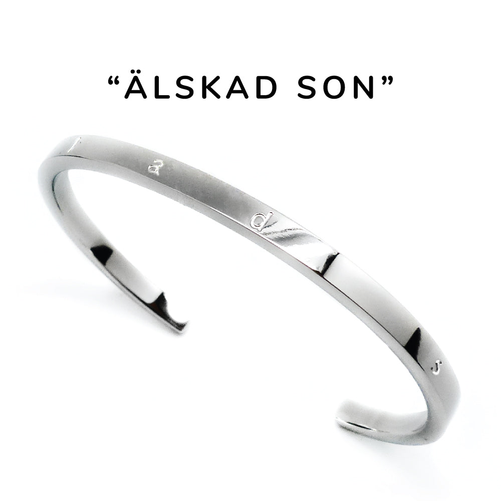 Smalt stilrent armband i blank stål med text graverat på ovansidan