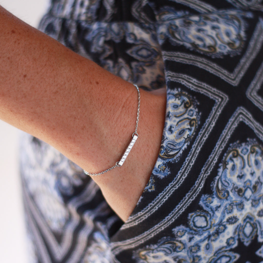 Nätt armband med gravyr - Finaste gåvan till någon viktig i ditt liv! Gravera vad du vill och gör armbandet ovärderligt för någon