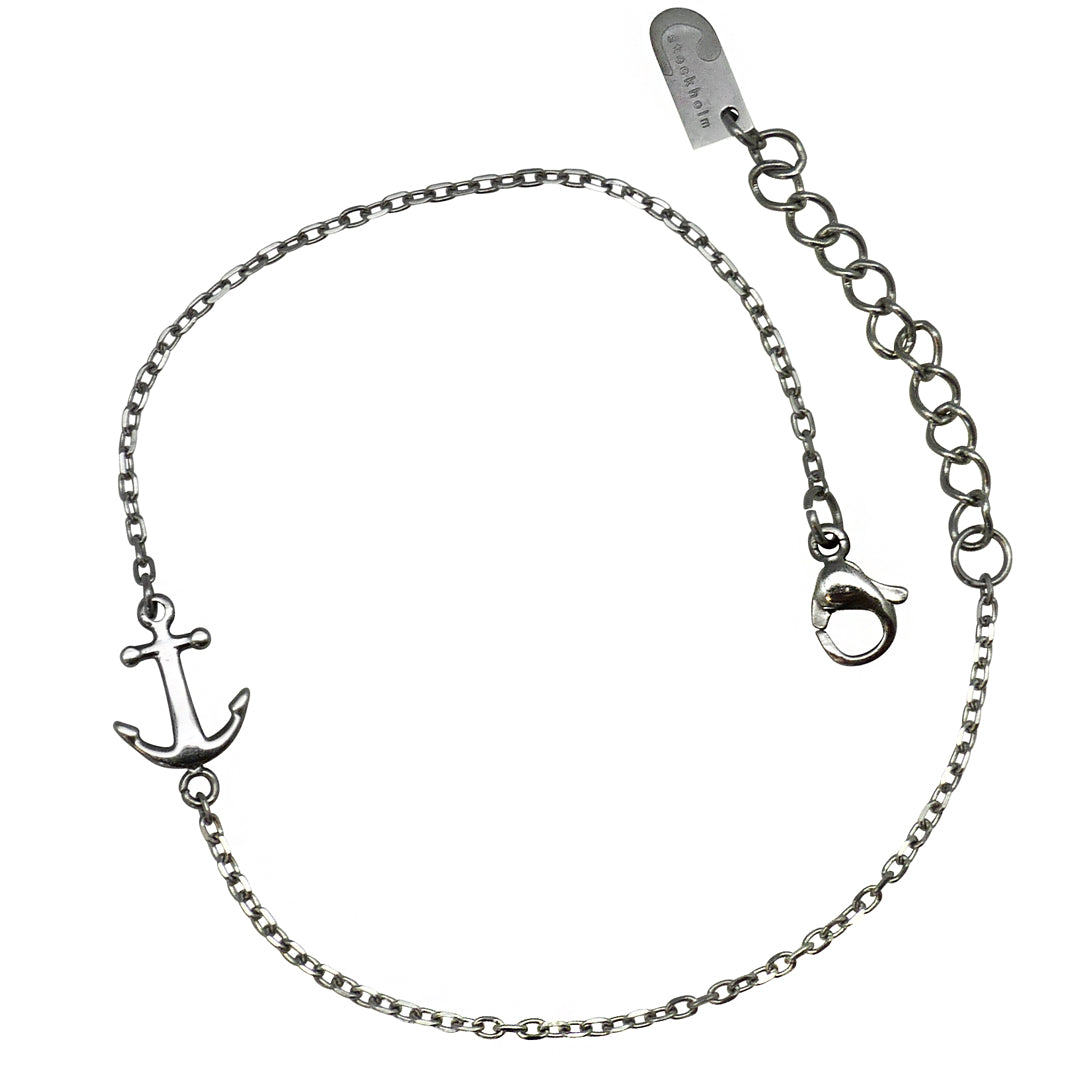 Nätt och fint armband i stål med tunn kedja och välvt litet detaljrikt ankare infällt i kedjan.