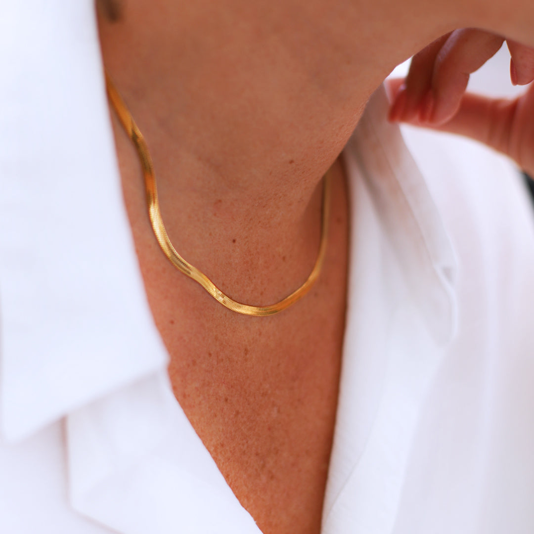 Elegant platt 3mm ormkedja som följer halsen mjukt. Perfekt halsband / kedja att kombinera med andra!