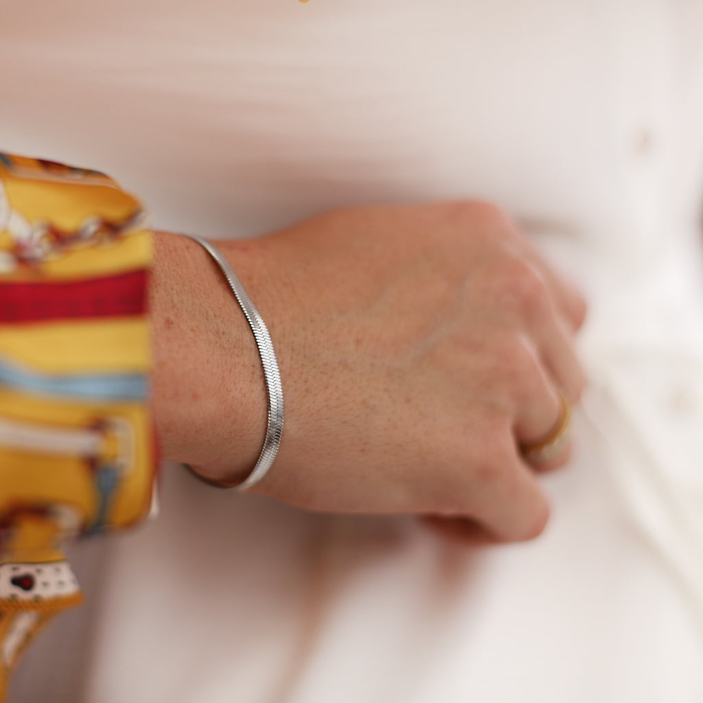 Elegant platt ormkedja som följer handleden mjukt. Perfekt armband att kombinera med andra. 16+5cm