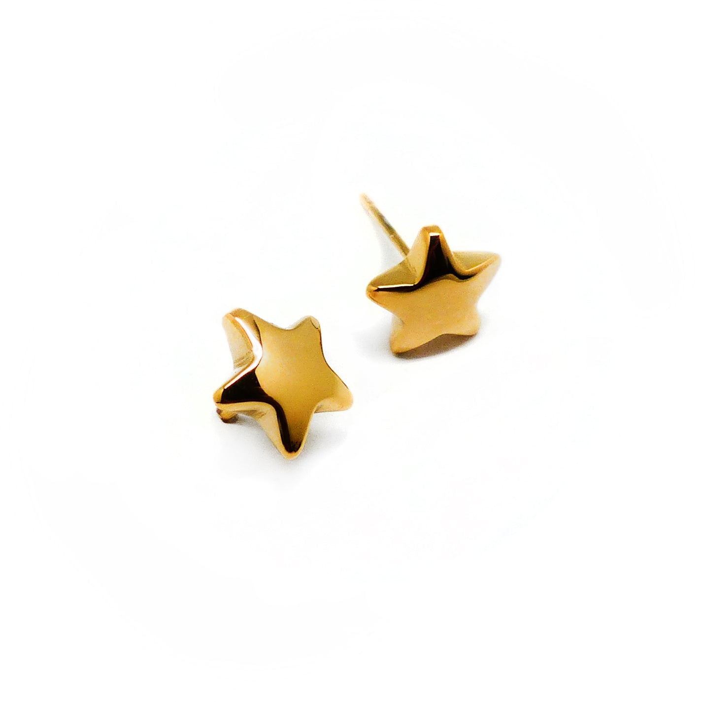 Nätta små studs örhängen med superfin stjärn-design.