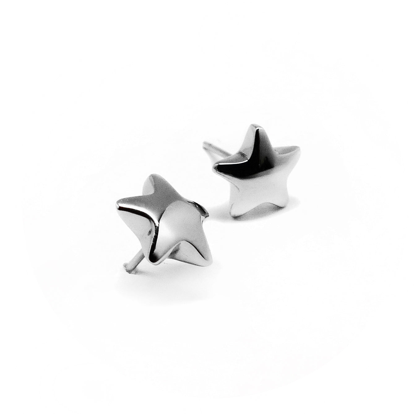 Nätta små studs örhängen med superfin stjärn-design.