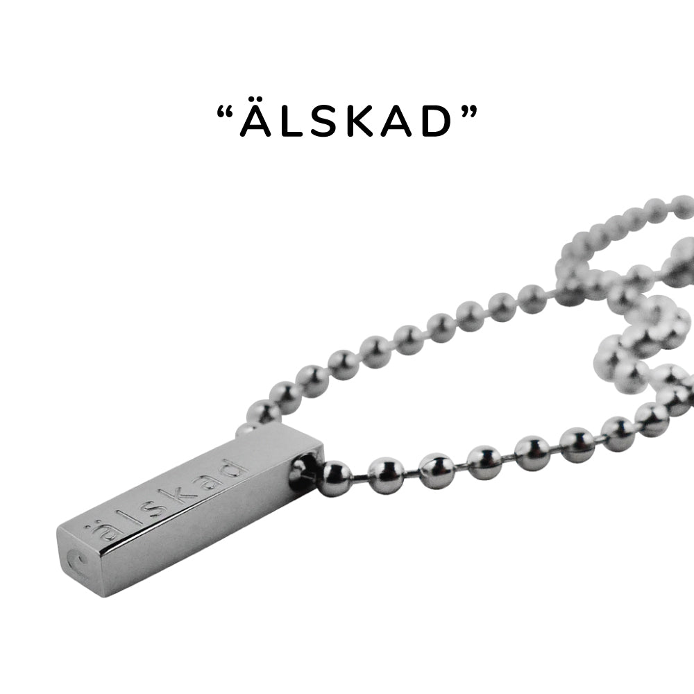 Underbart och personligt halsband i stål, valfri längd. Den perfekta gåvan till någon du älskar - vuxen som barn.