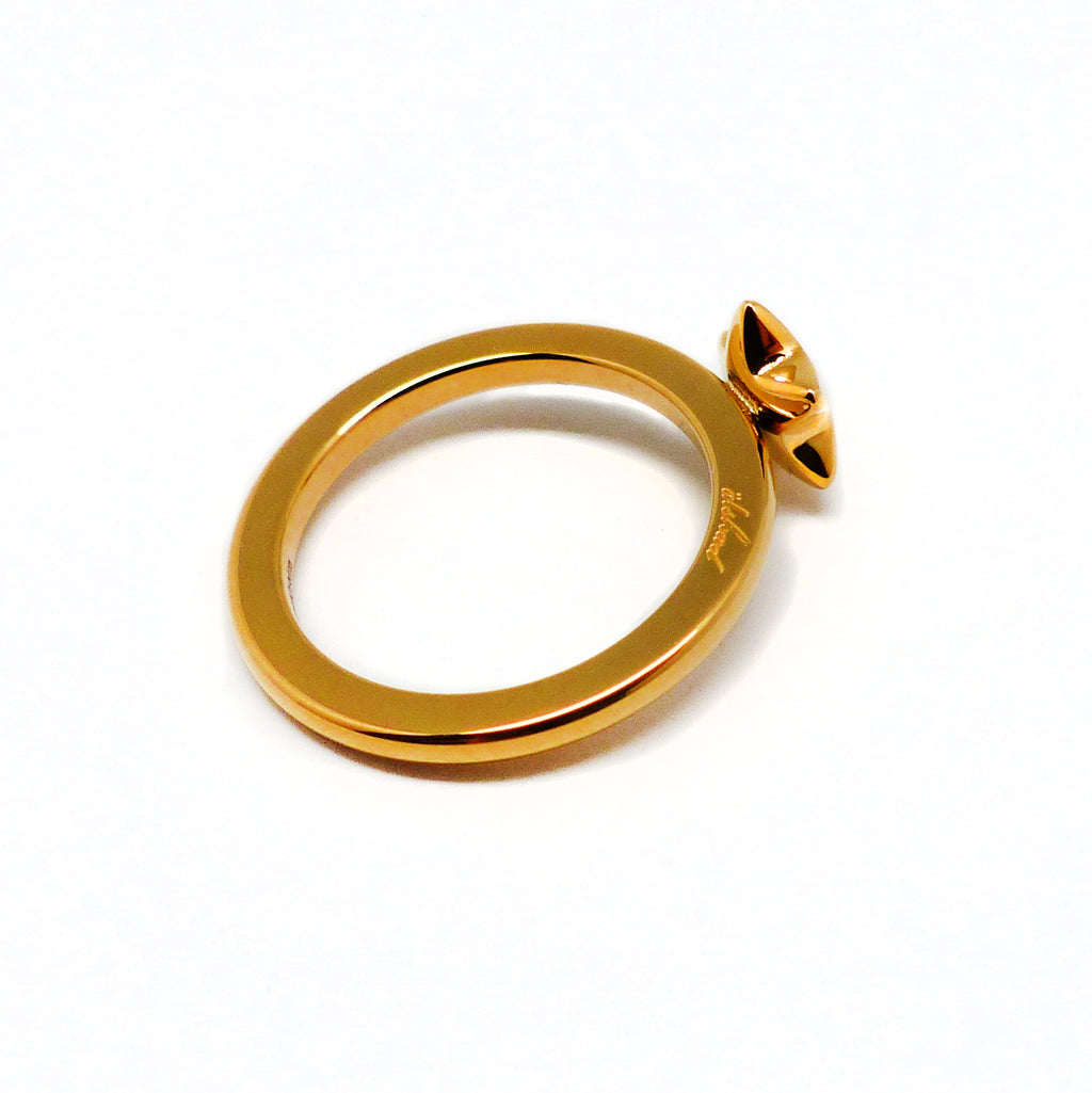 Klassisk och vacker ring i stål med en liten bullig stjärna.
