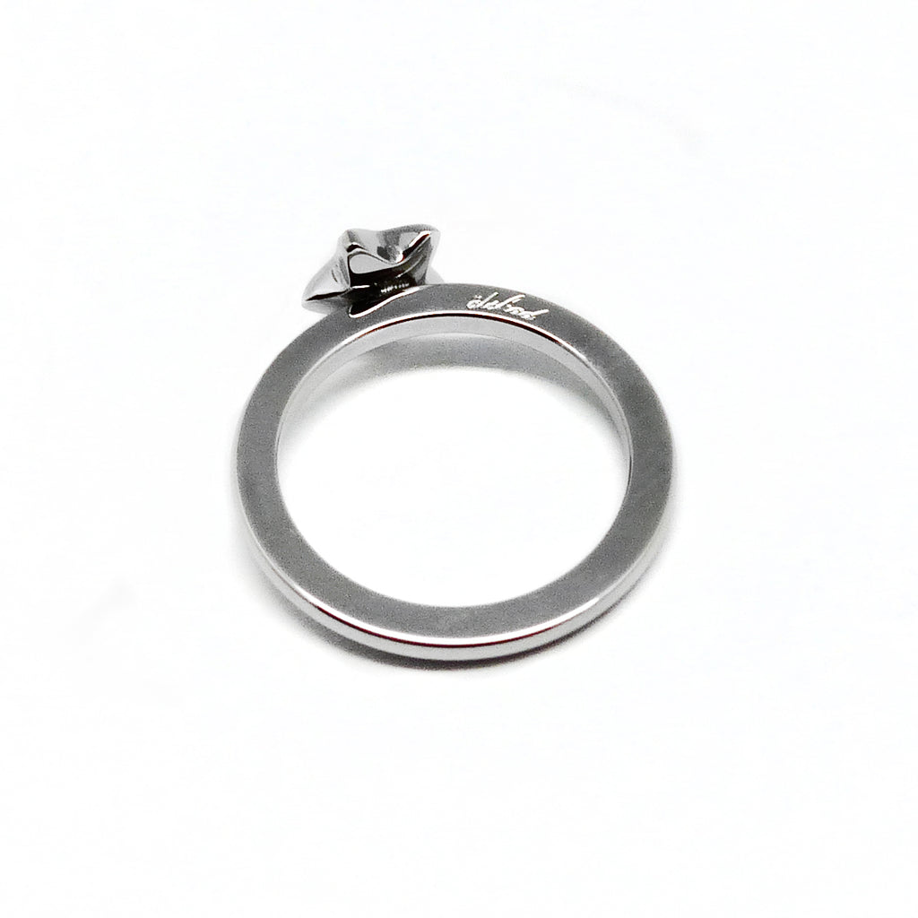 Klassisk och vacker ring i stål med en liten bullig stjärna.