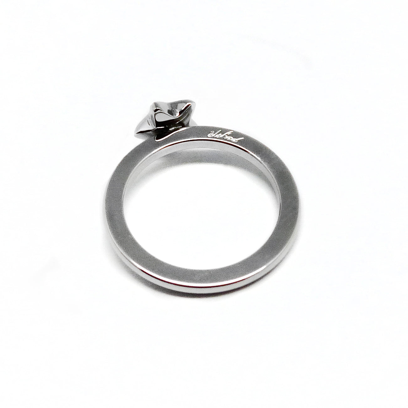 Klassisk och vacker ring i stål med en liten bullig stjärna.