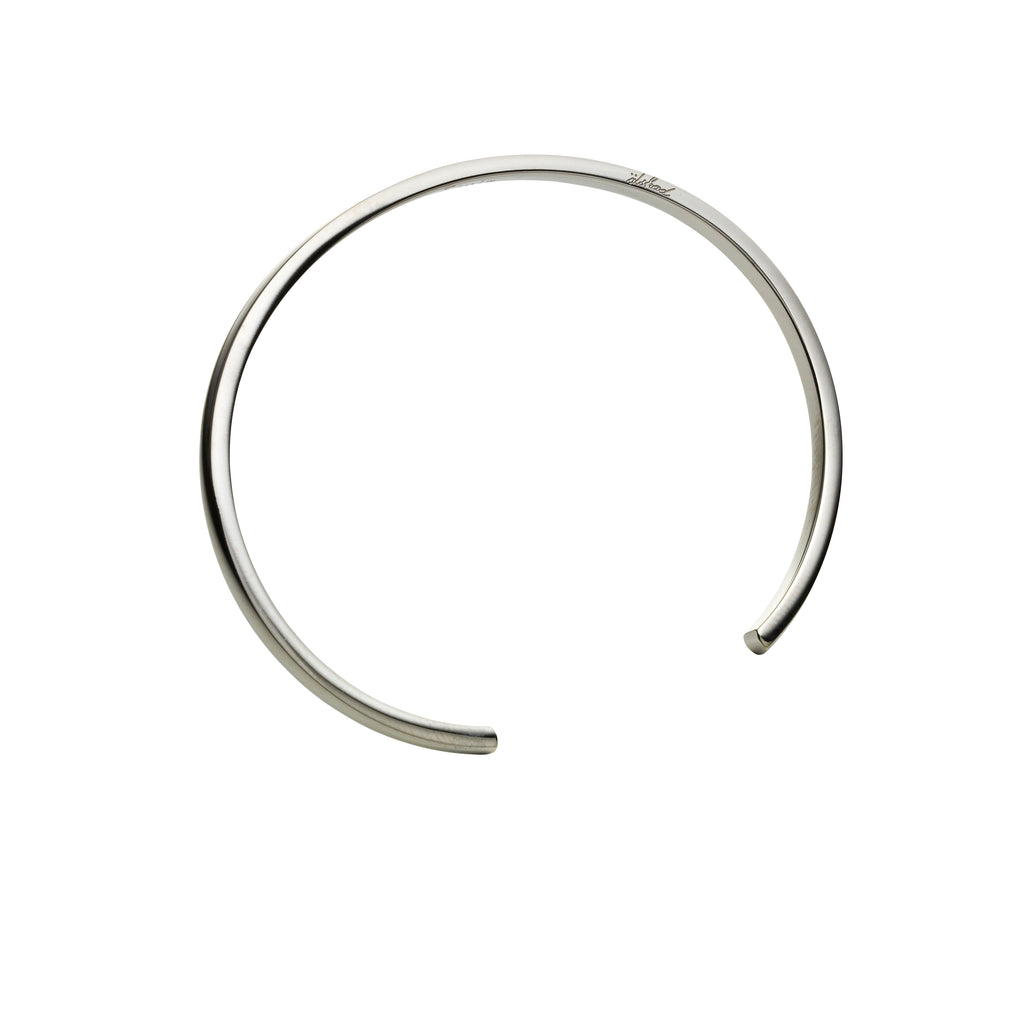 Smala stilrena armband med texten "älskad" kursivt graverat på kanten.