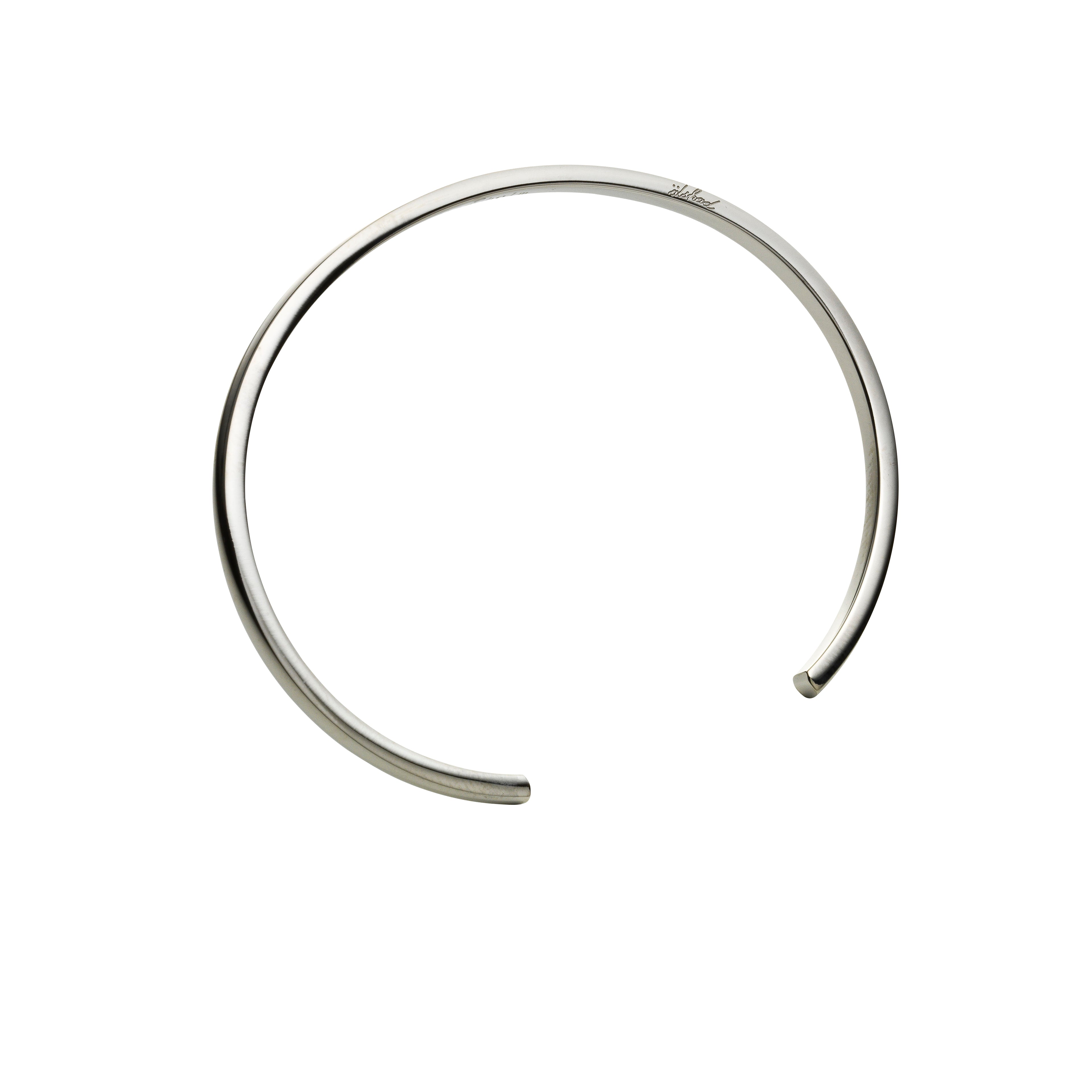 Smala stilrena armband med texten "älskad" kursivt graverat på kanten.