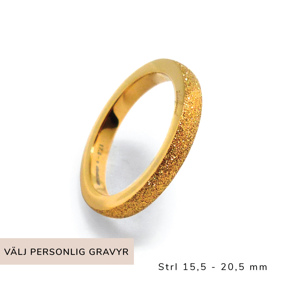 En 3mm bred ring som passar lika bra själv i sin enkelhet eller som ett perfekt val att kombinera ihop med andra ringar ur vårt sortiment.