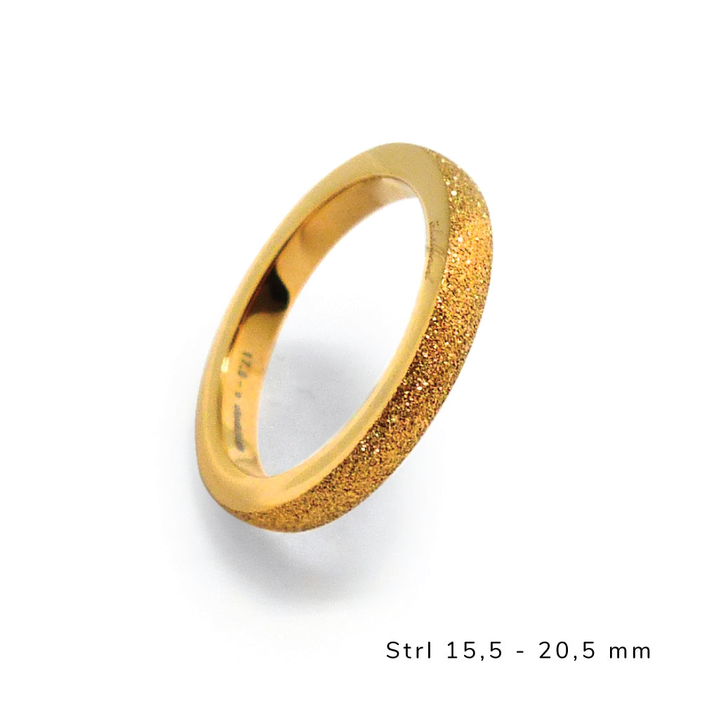 En 3mm bred ring som passar lika bra själv i sin enkelhet eller som ett perfekt val att kombinera ihop med andra ringar ur vårt sortiment.