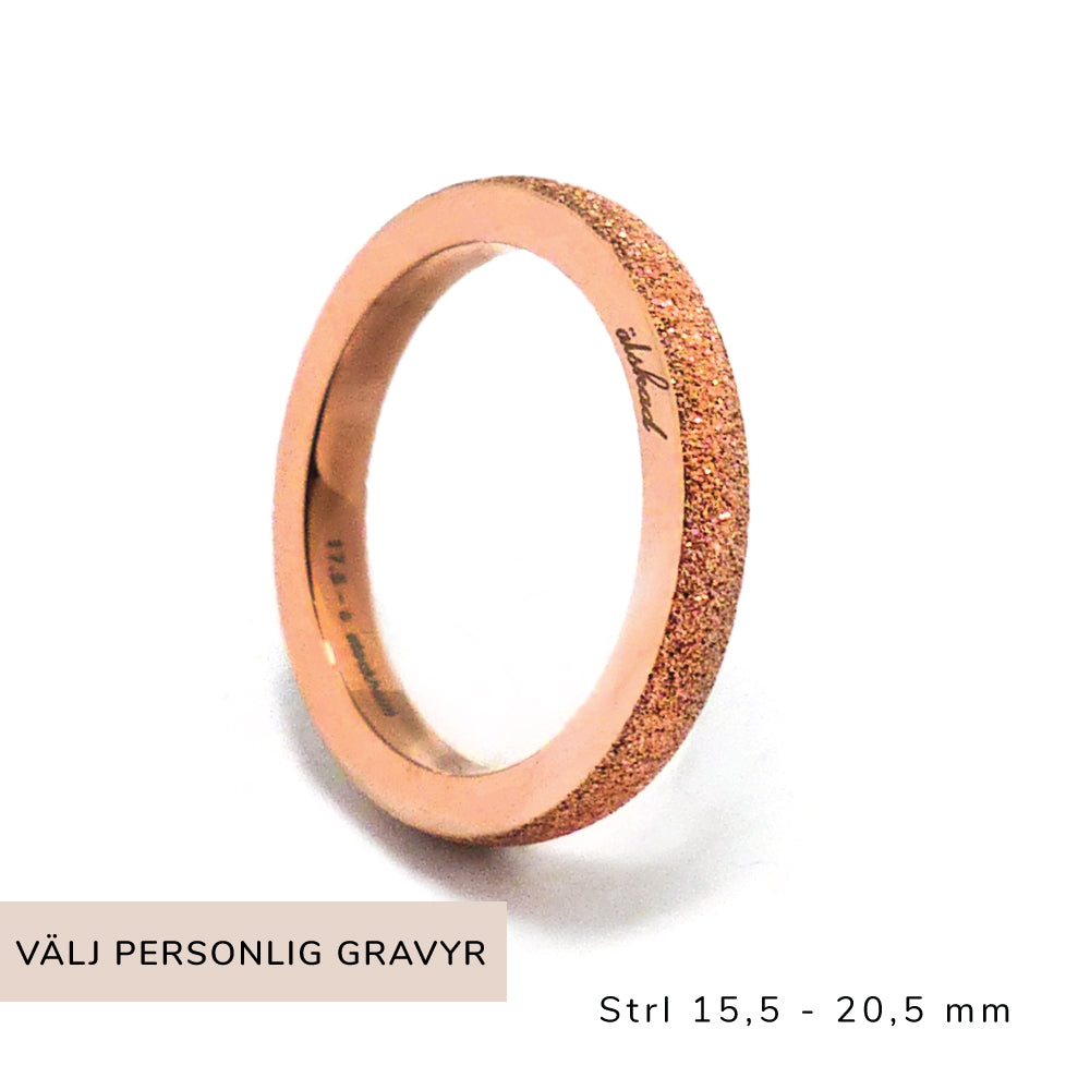 En 3mm bred ring som passar lika bra själv i sin enkelhet eller som ett perfekt val att kombinera ihop med andra ringar ur vårt sortiment.