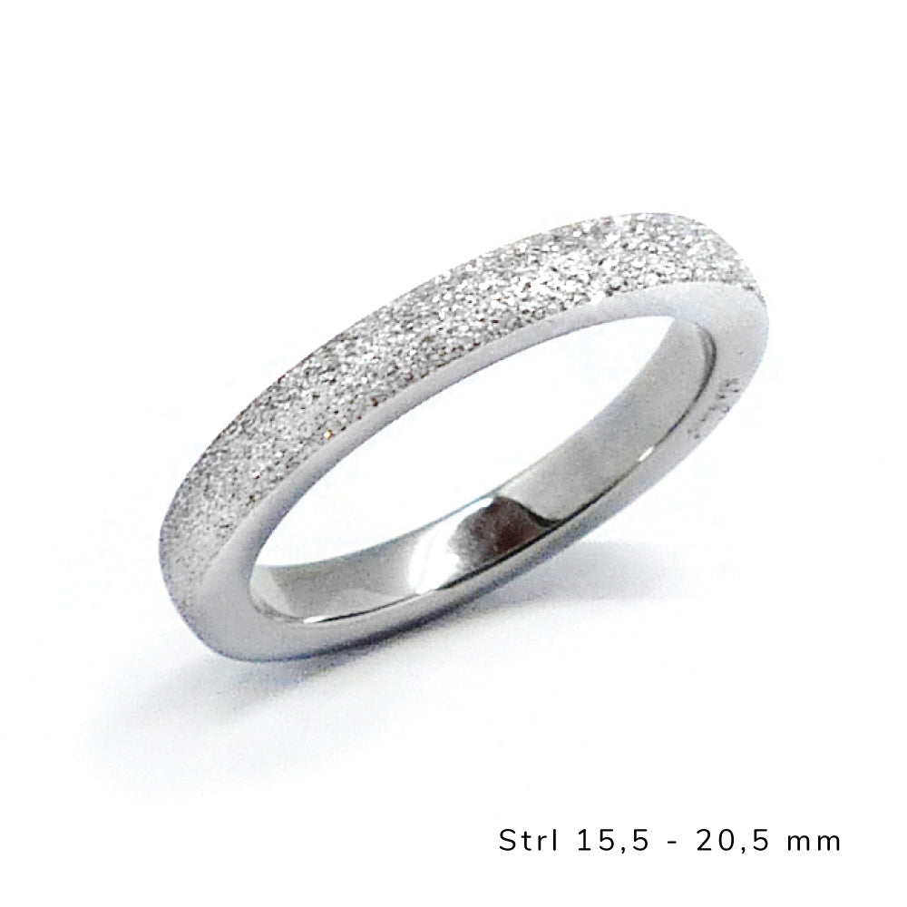 En 3mm bred ring som passar lika bra själv i sin enkelhet eller som ett perfekt val att kombinera ihop med andra ringar ur vårt sortiment.