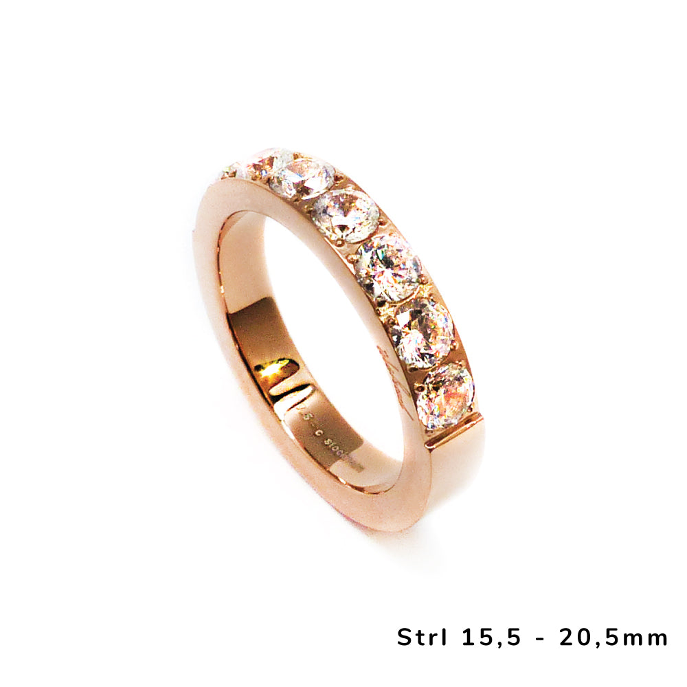 Magisk semi alliansring i stål med klara stenar med fantastisk klarhet. Ringen har 8 briljantslipade Cubic Zirconia stenar med felfri slipning.