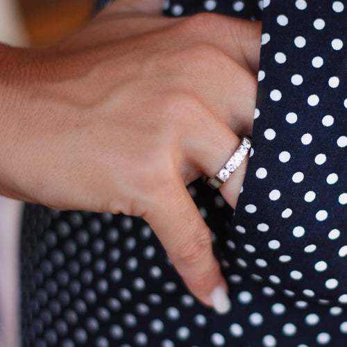 Magisk semi alliansring i stål med klara stenar med fantastisk klarhet. Ringen har 8 briljantslipade Cubic Zirconia stenar med felfri slipning.