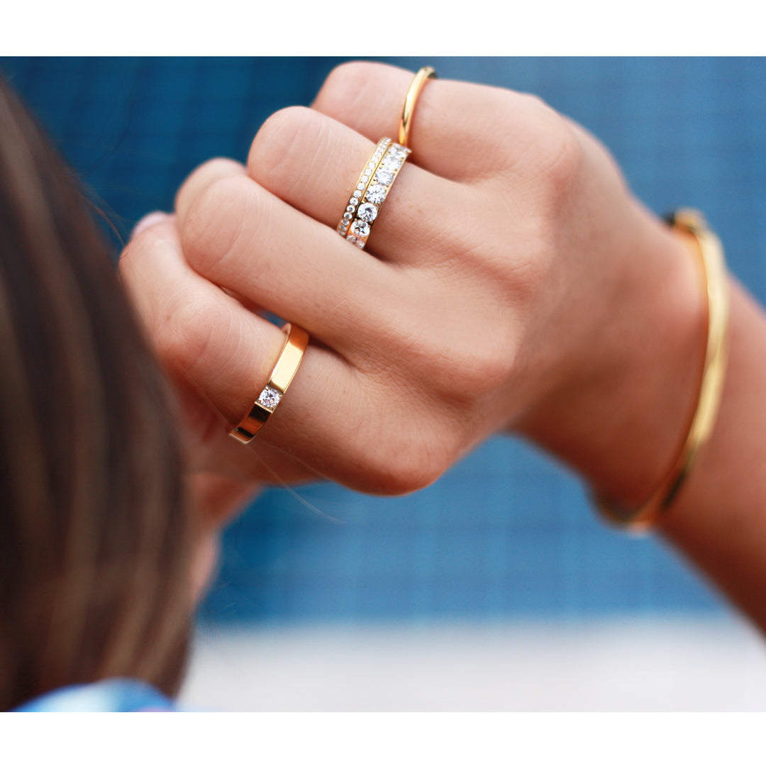 Slät ring "älskad" med solitär zirconia sten - Gravyr inkluderat
