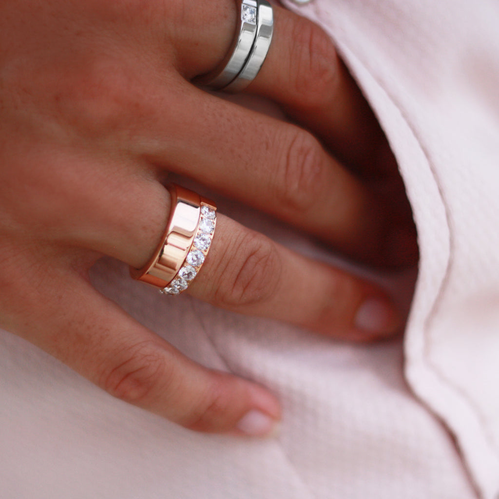 Slät ring "älskad" med solitär zirconia sten - Gravyr inkluderat