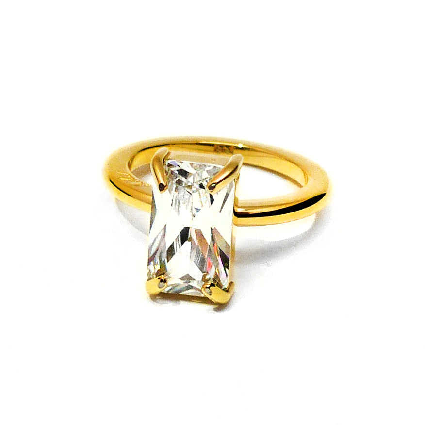 Maffig solitärring med stor smaragdslipad klar 5A Cubic Zirconia sten med fantastisk slipning och stort ljusinsläpp.