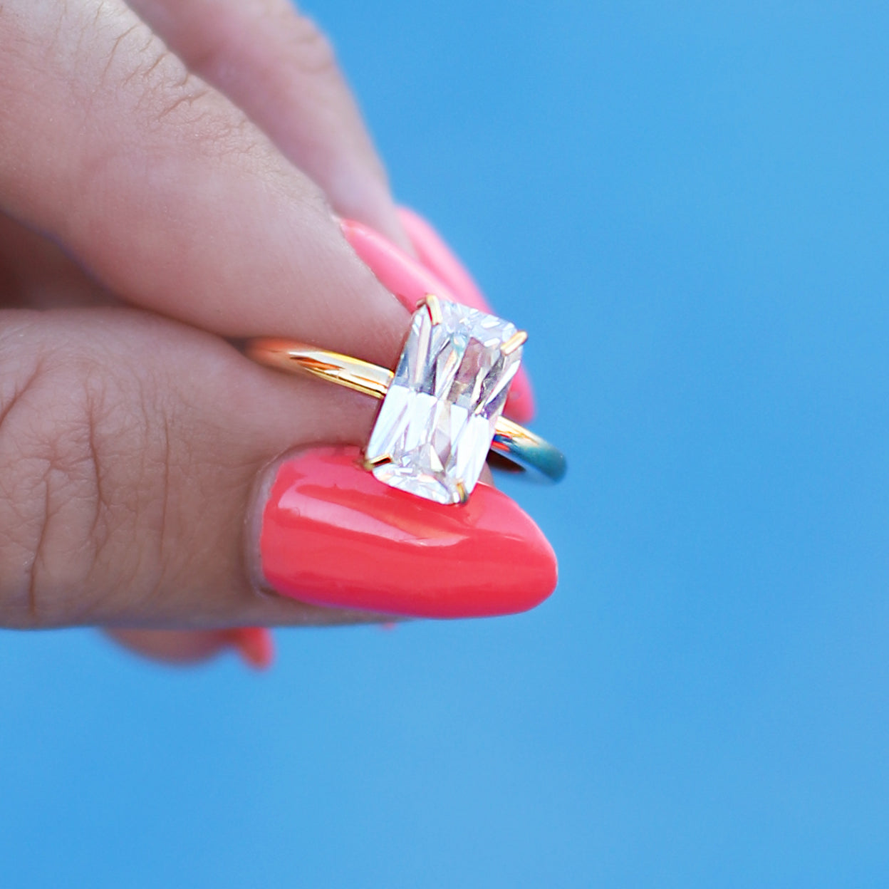 Maffig solitärring med stor smaragdslipad klar 5A Cubic Zirconia sten med fantastisk slipning och stort ljusinsläpp.