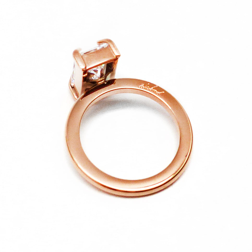 Maffig solitärring med stor smaragdslipad klar 5A Cubic Zirconia sten med fantastisk slipning och stort ljusinsläpp.