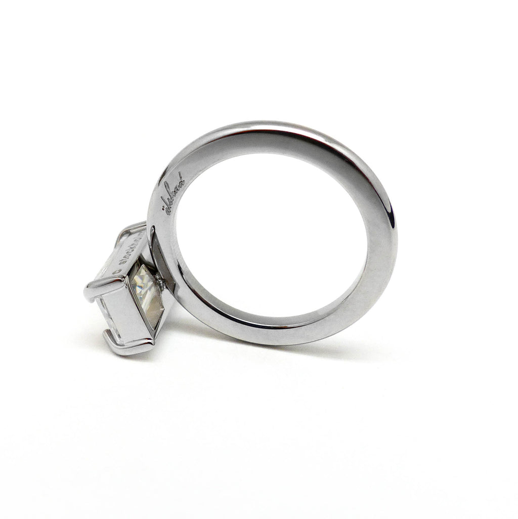 Maffig solitärring med stor smaragdslipad klar 5A Cubic Zirconia sten med fantastisk slipning och stort ljusinsläpp.